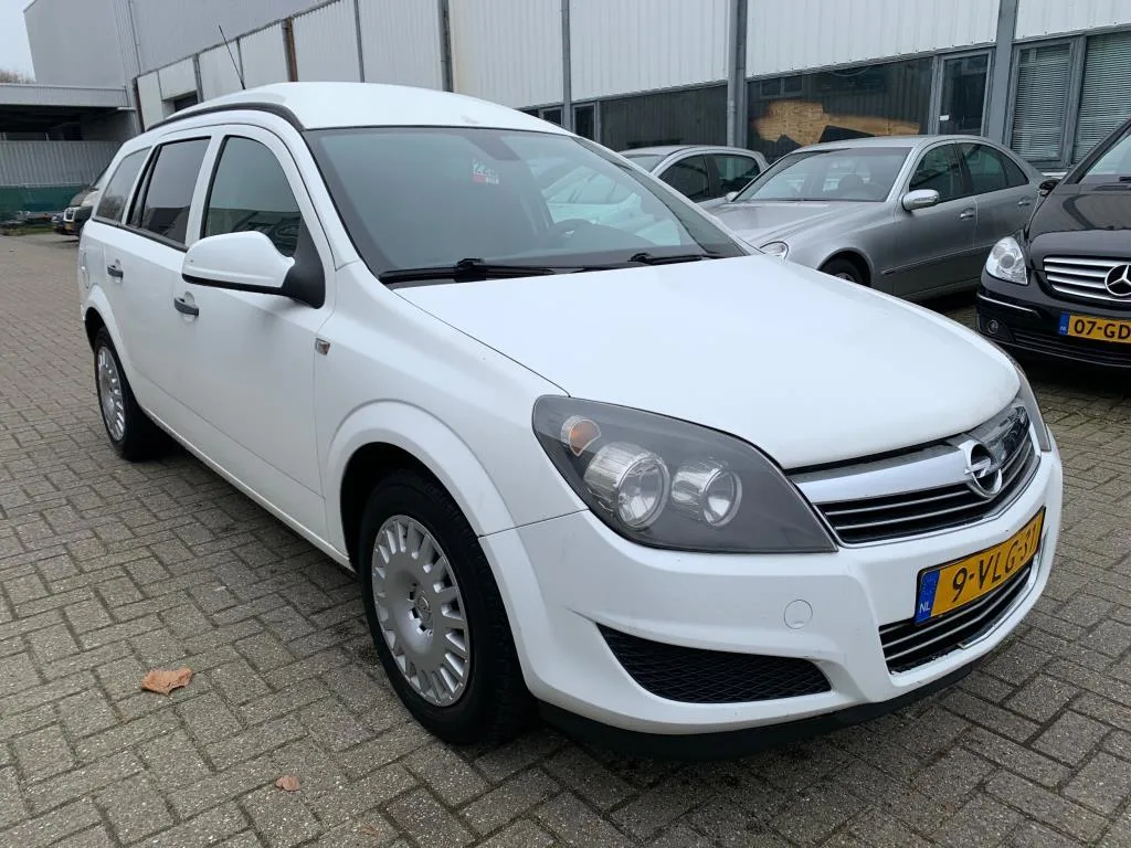 Opel Astra (2011) — foto 1