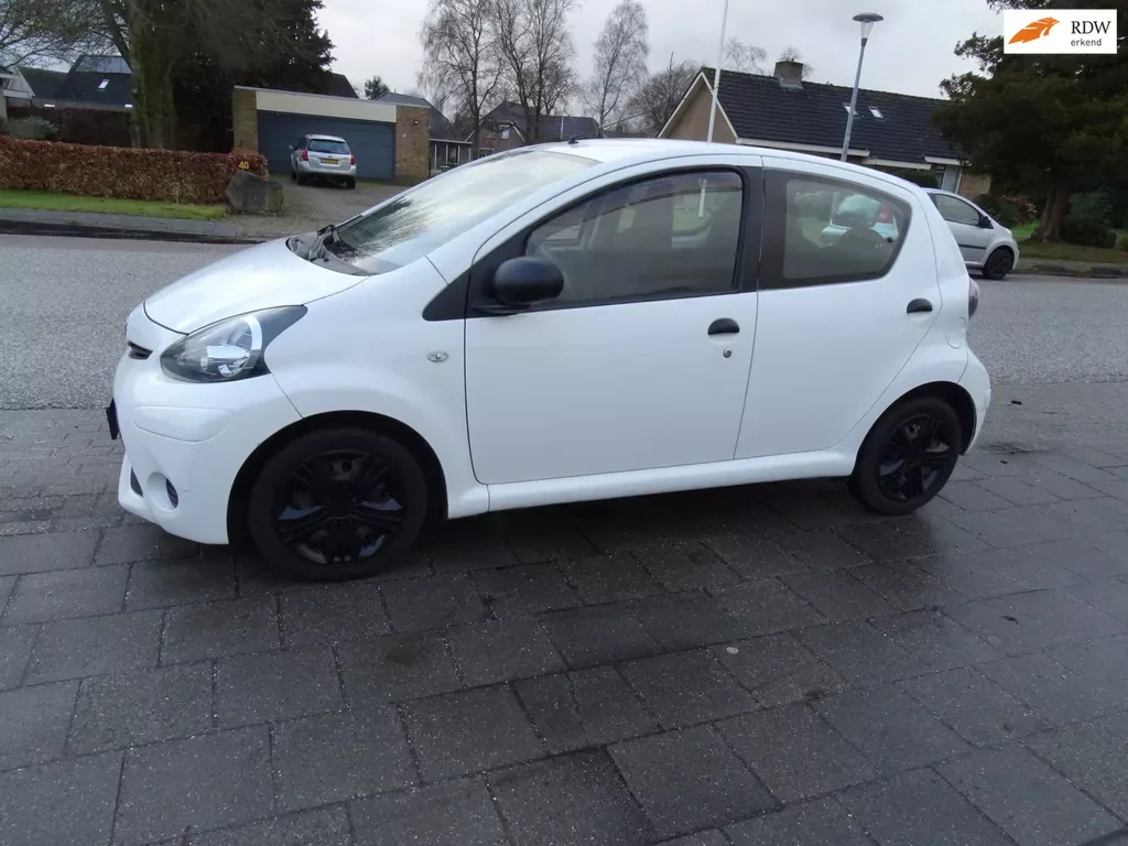 Toyota Aygo (2014) — foto 1