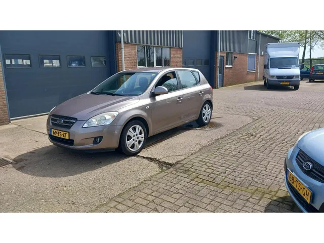Kia Cee'd (2007) — foto 1