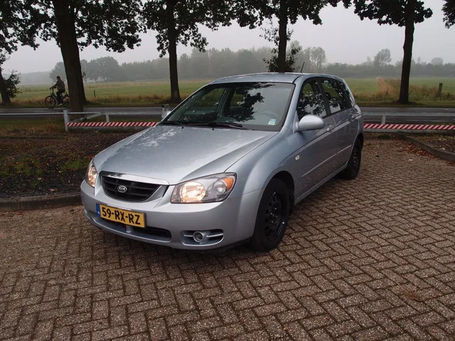 Kia Cerato (2005) — foto 1