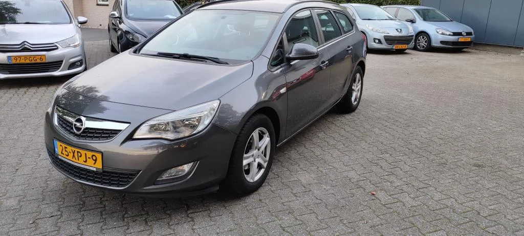 Opel Astra (2012) — foto 1