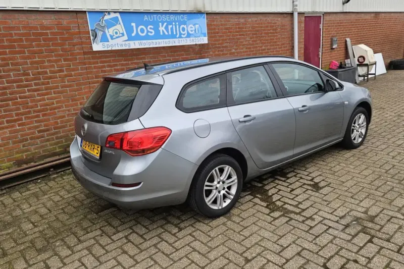 Opel Astra (2011)