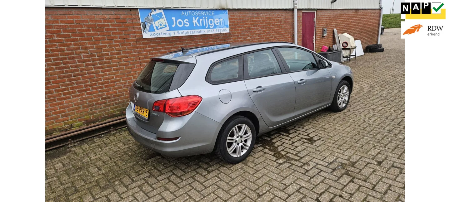 Opel Astra (2011) — foto 1