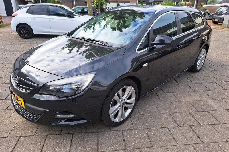 Opel Astra Sports Tourer (2012)