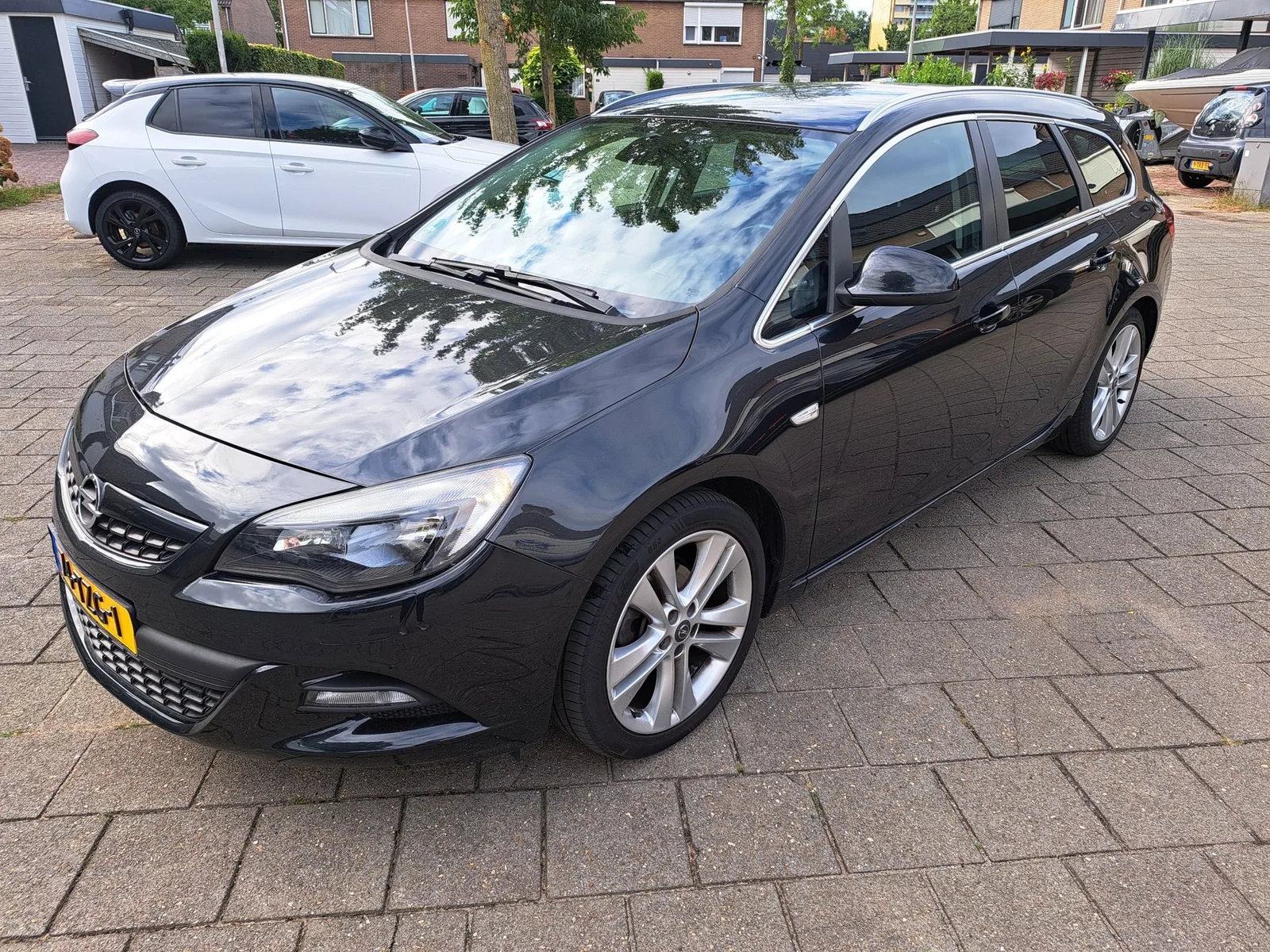Opel Astra Sports Tourer (2012) — foto 1