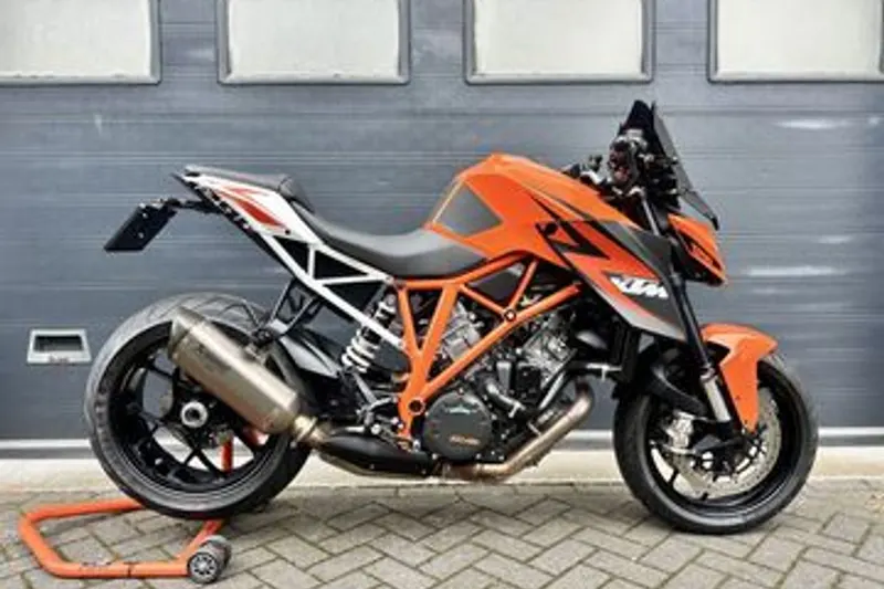 KTM 1290 SuperDuke R (2016)
