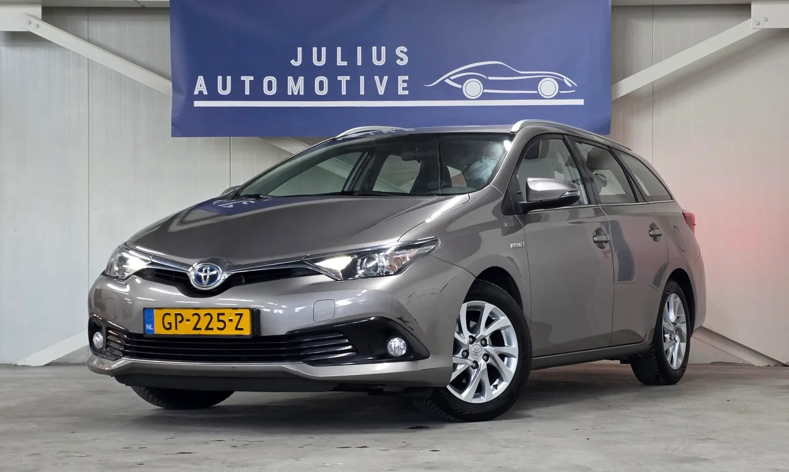Toyota Auris (2015) — foto 1