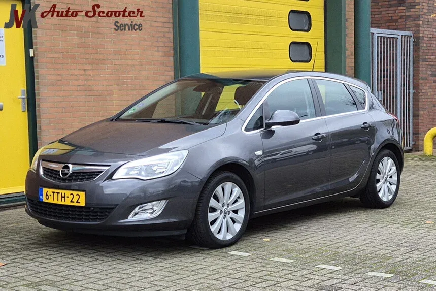 Opel Astra (2012) — foto 1