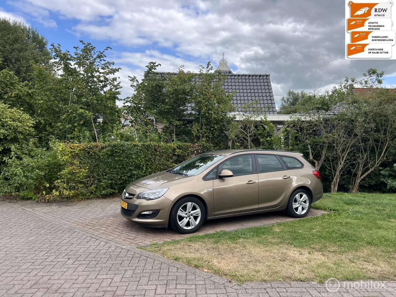 Opel Astra Sports Tourer (2013) — foto 1