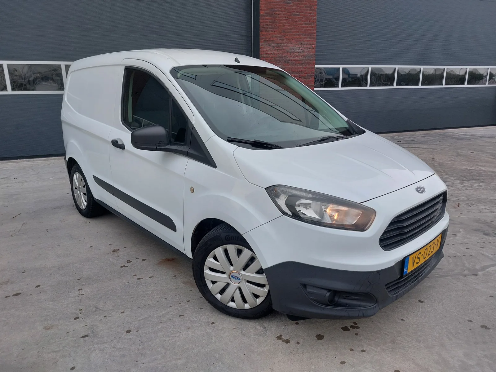 Ford Transit Courier (2016) — foto 1
