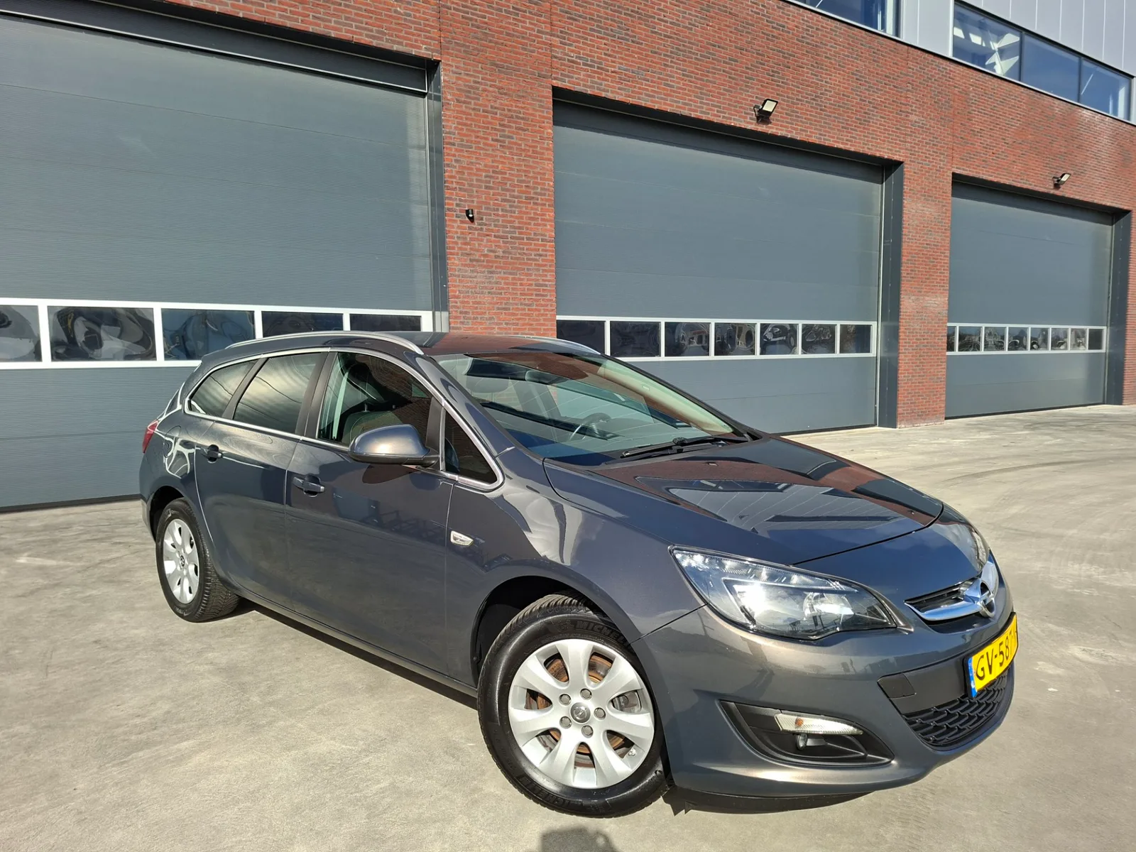 Opel Astra Sports Tourer (2015) — foto 1