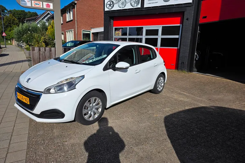 Peugeot 208 (2015)