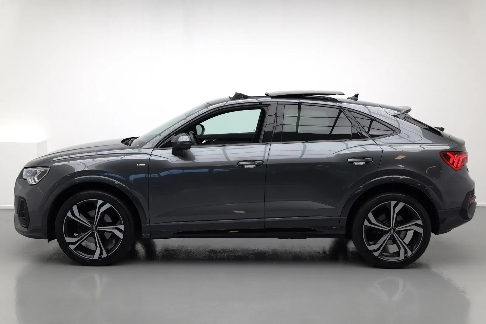 Audi Q3 Sportback (2023) — foto 1
