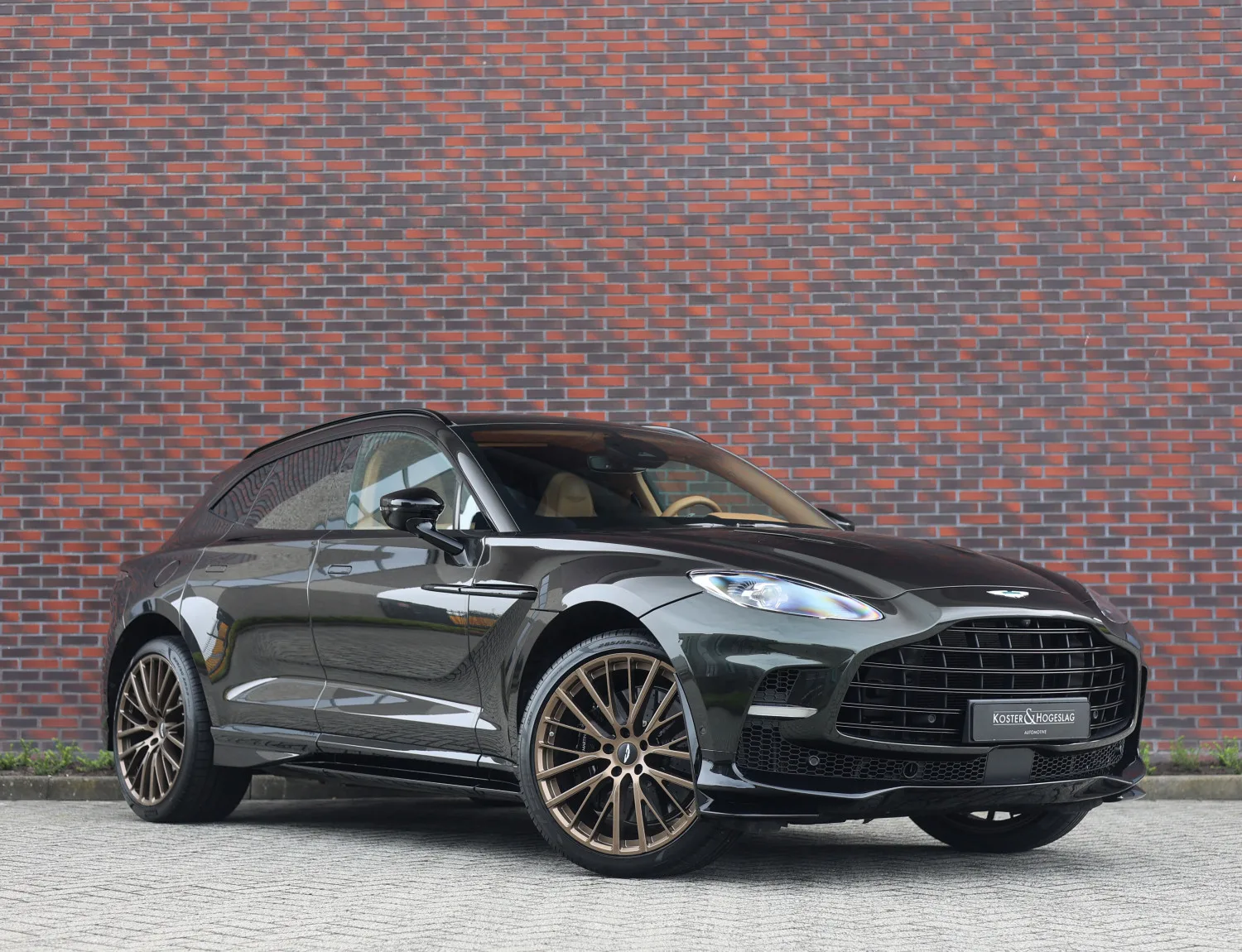 Aston Martin DBX (2025) — foto 1