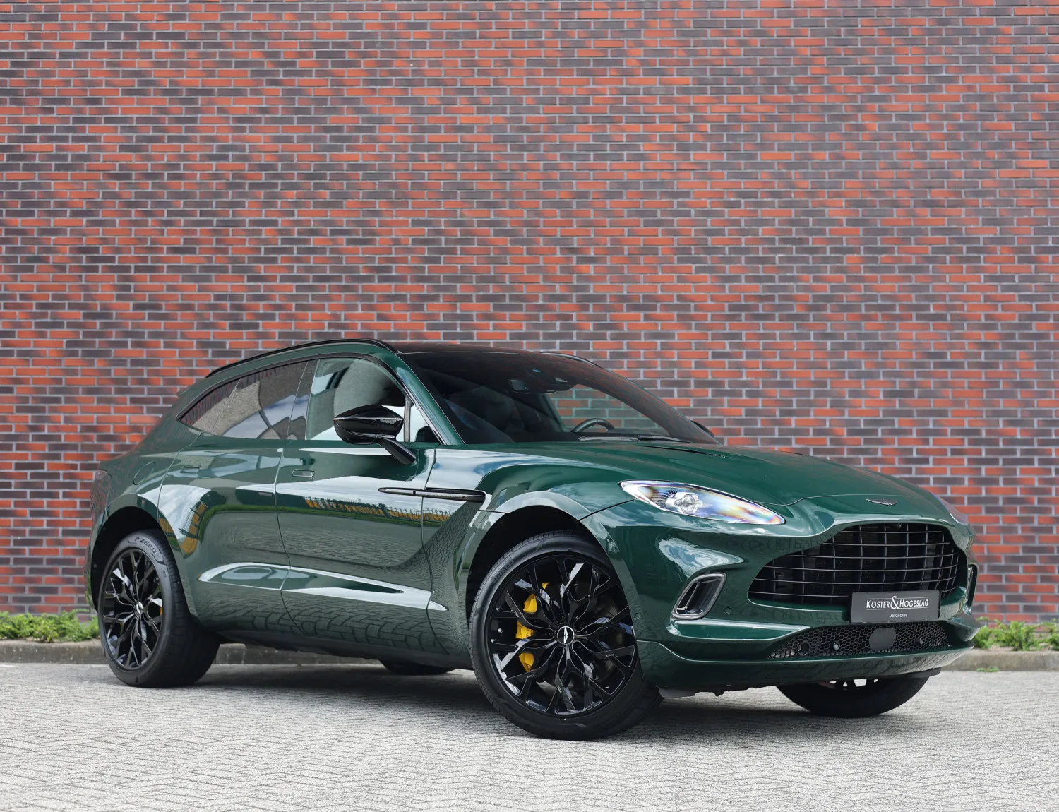 Aston Martin DBX (2021) — foto 1