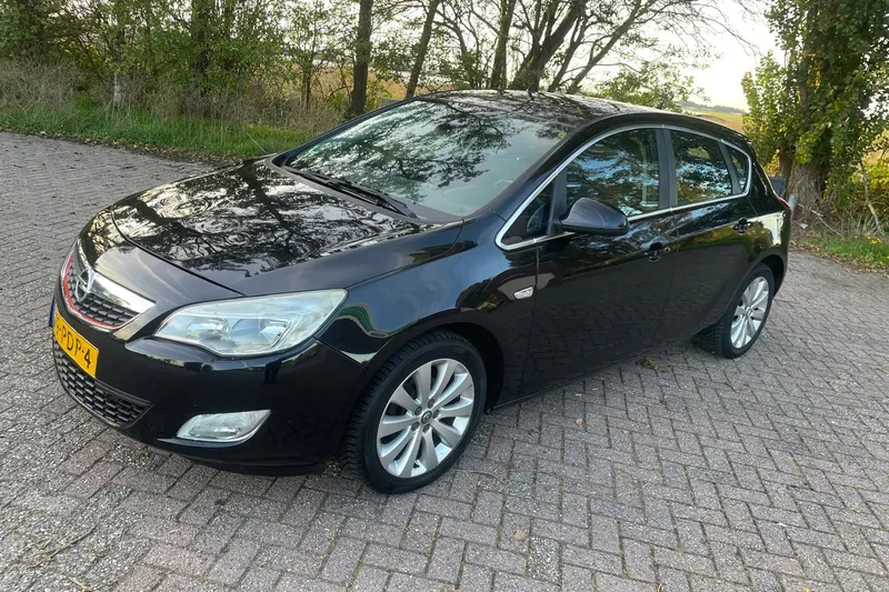 Opel Astra (2011)