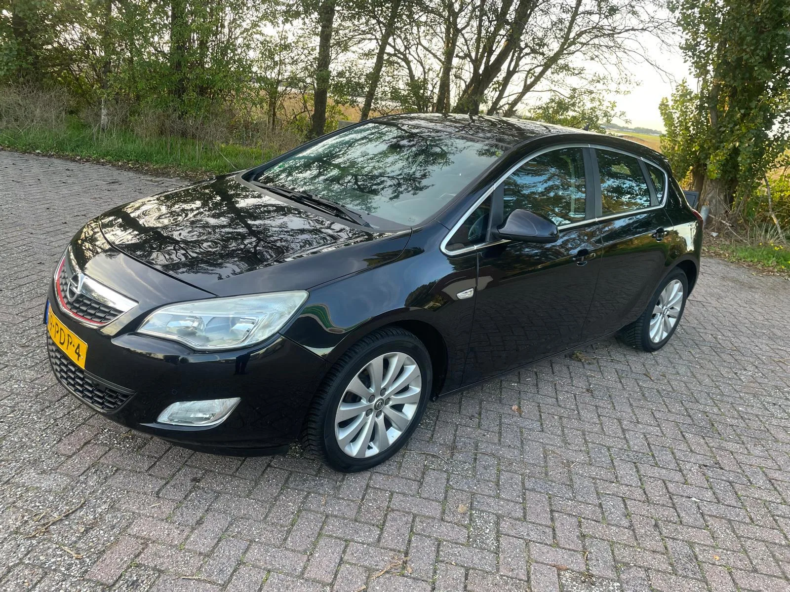Opel Astra (2011) — foto 1