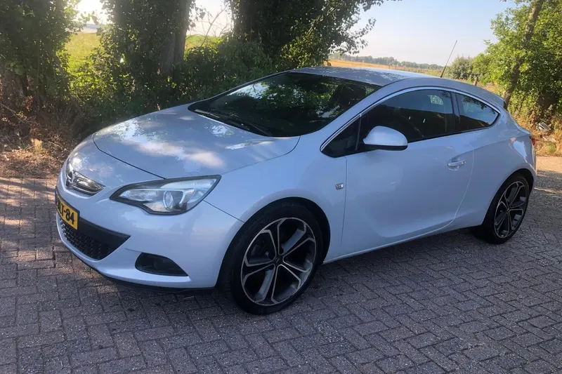 Opel Astra GTC (2013)