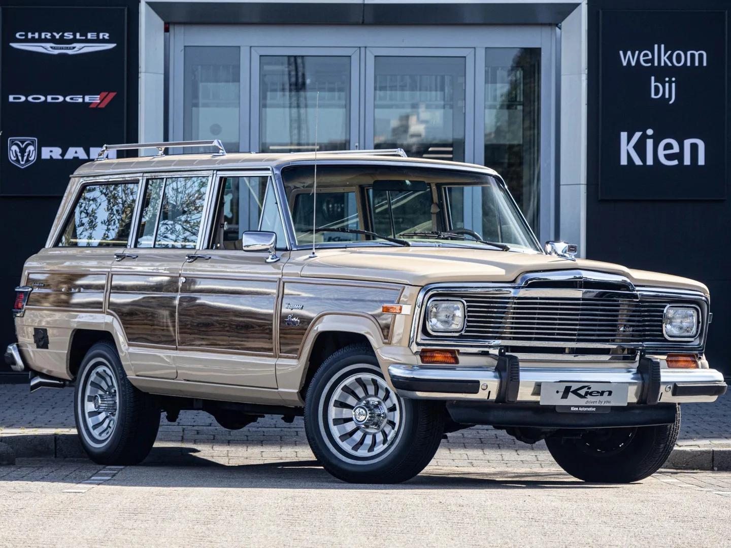 Jeep Wagoneer (1983) — foto 1