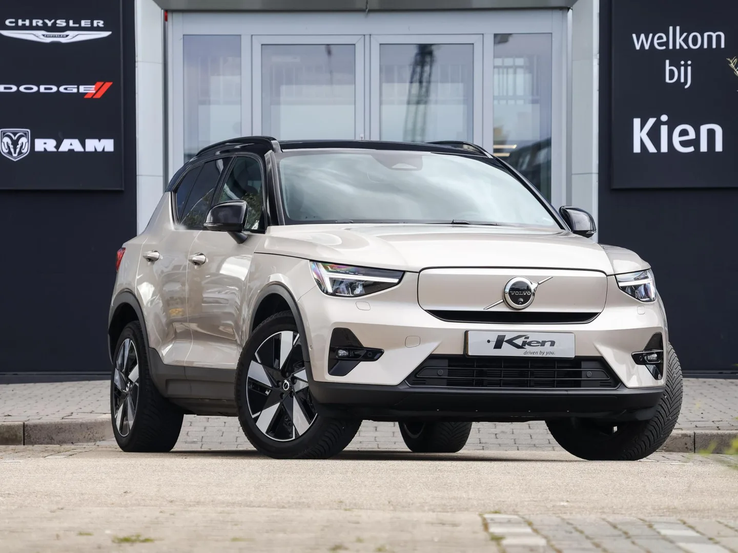 Volvo XC40 (2024) — foto 1