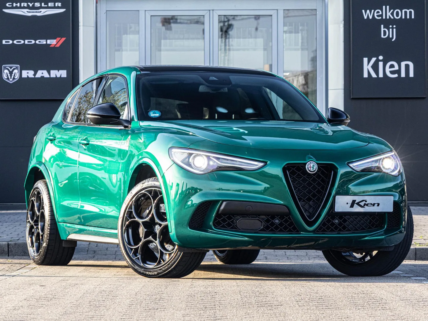 Alfa Romeo Stelvio (2023) — foto 1