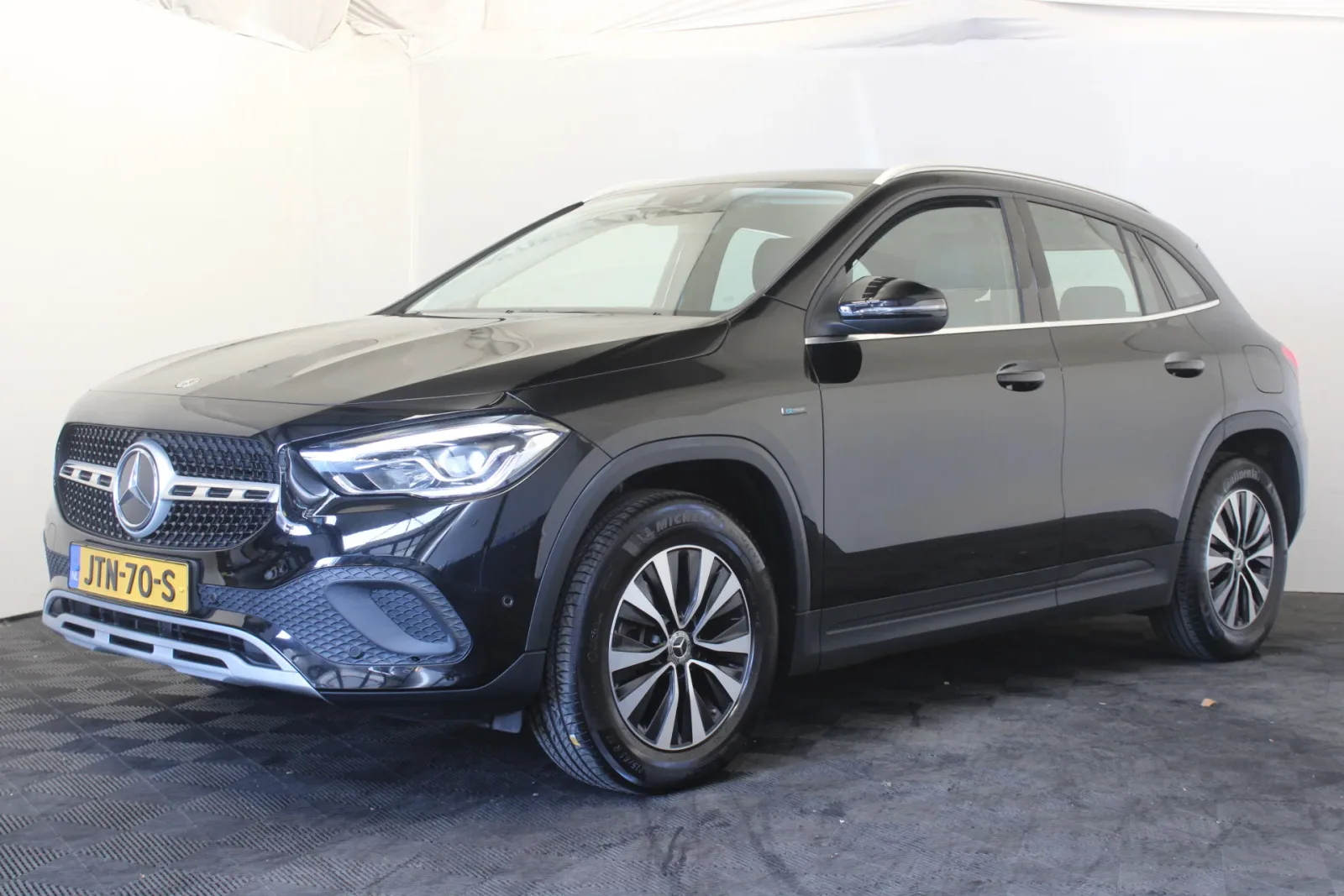 Mercedes-Benz GLA (2021) — foto 1