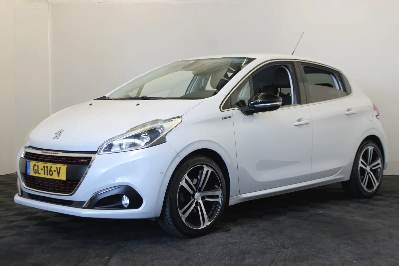 Peugeot 208 (2015) — foto 1