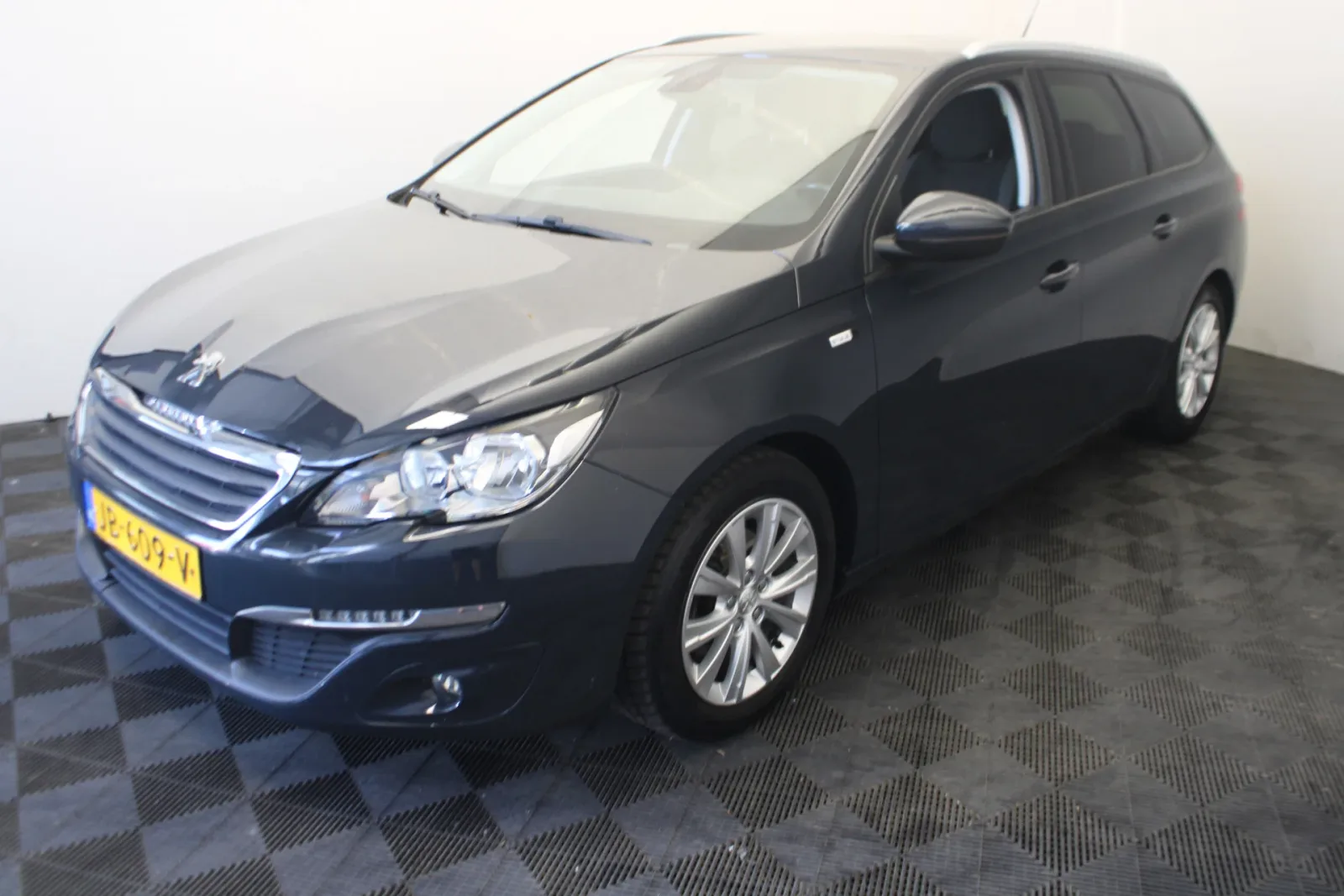 Peugeot 308 (2015) — foto 1