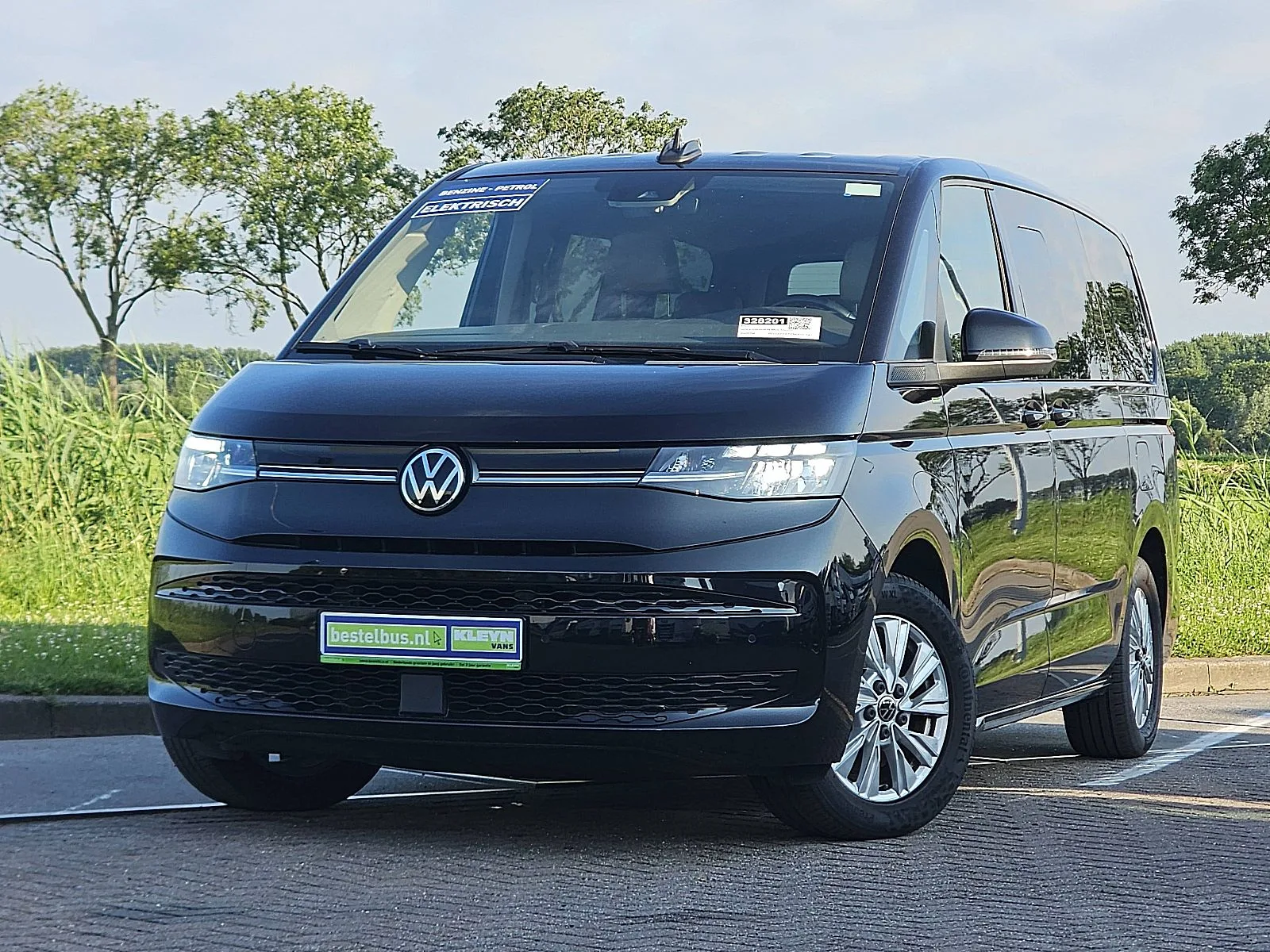 Volkswagen Multivan (2023) — foto 1