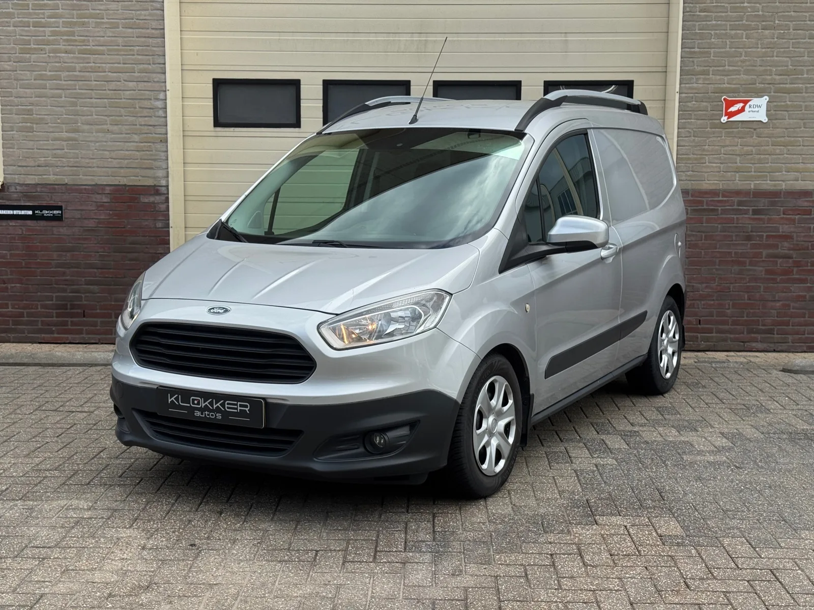 Ford Transit Courier (2018) — foto 1