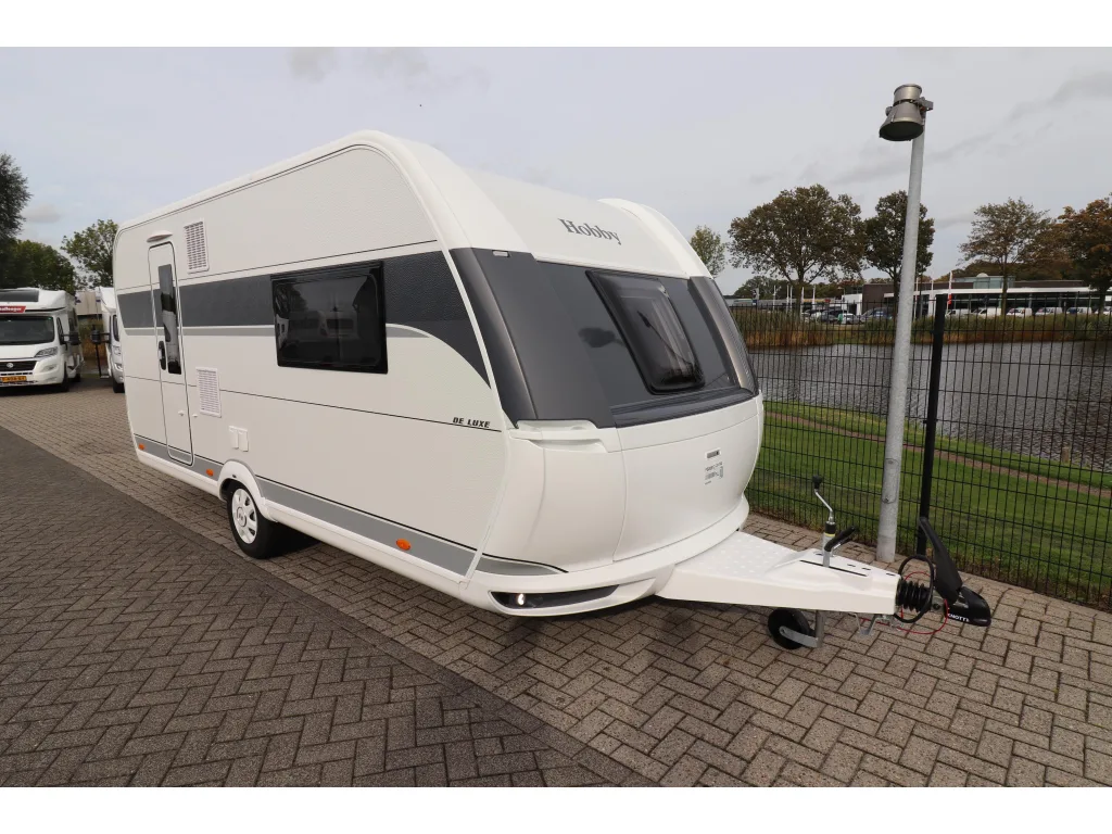 Hobby De Luxe (2026) — foto 1
