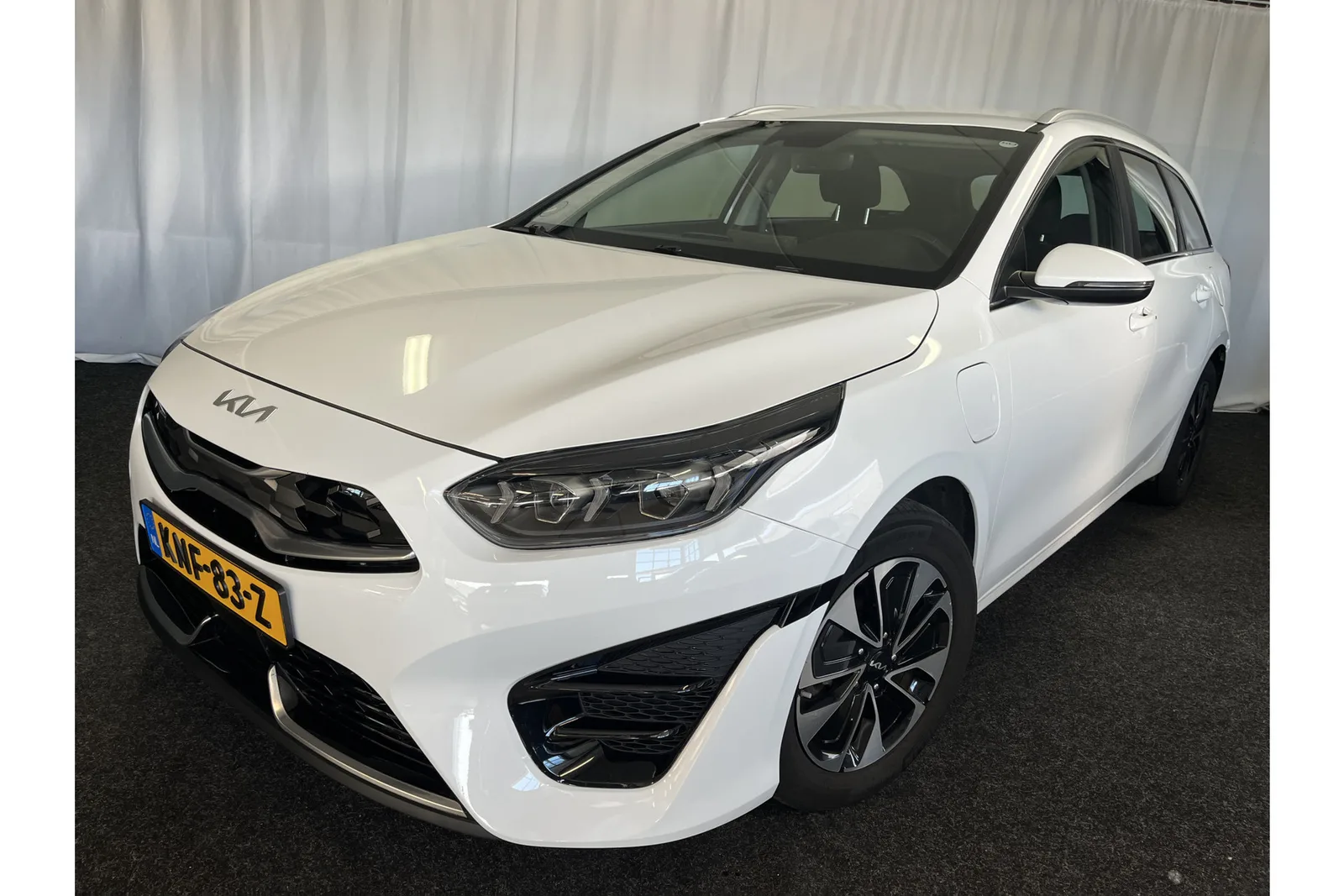 Kia Ceed Sportswagon (2023) — foto 1