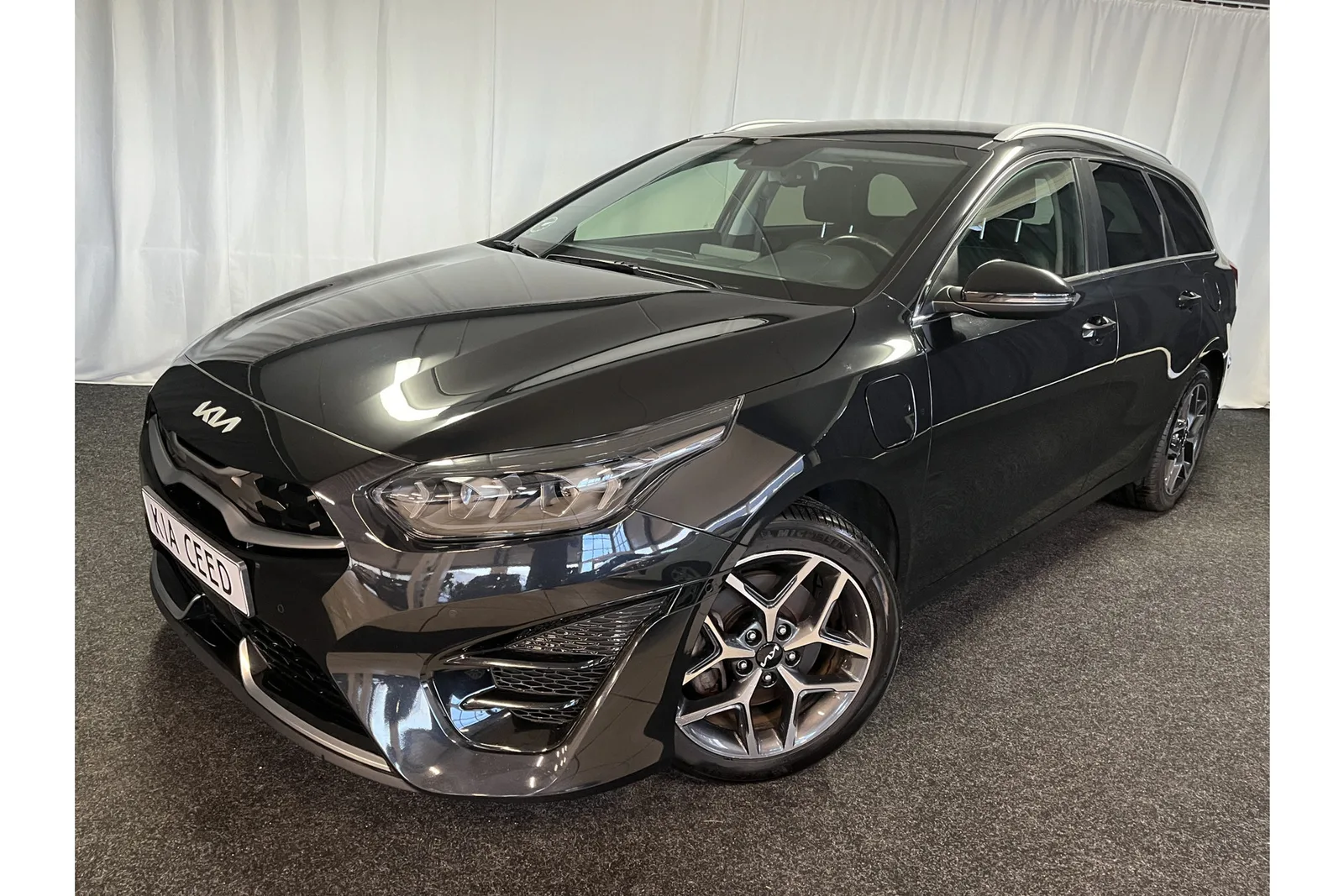 Kia Ceed Sportswagon (2023) — foto 1