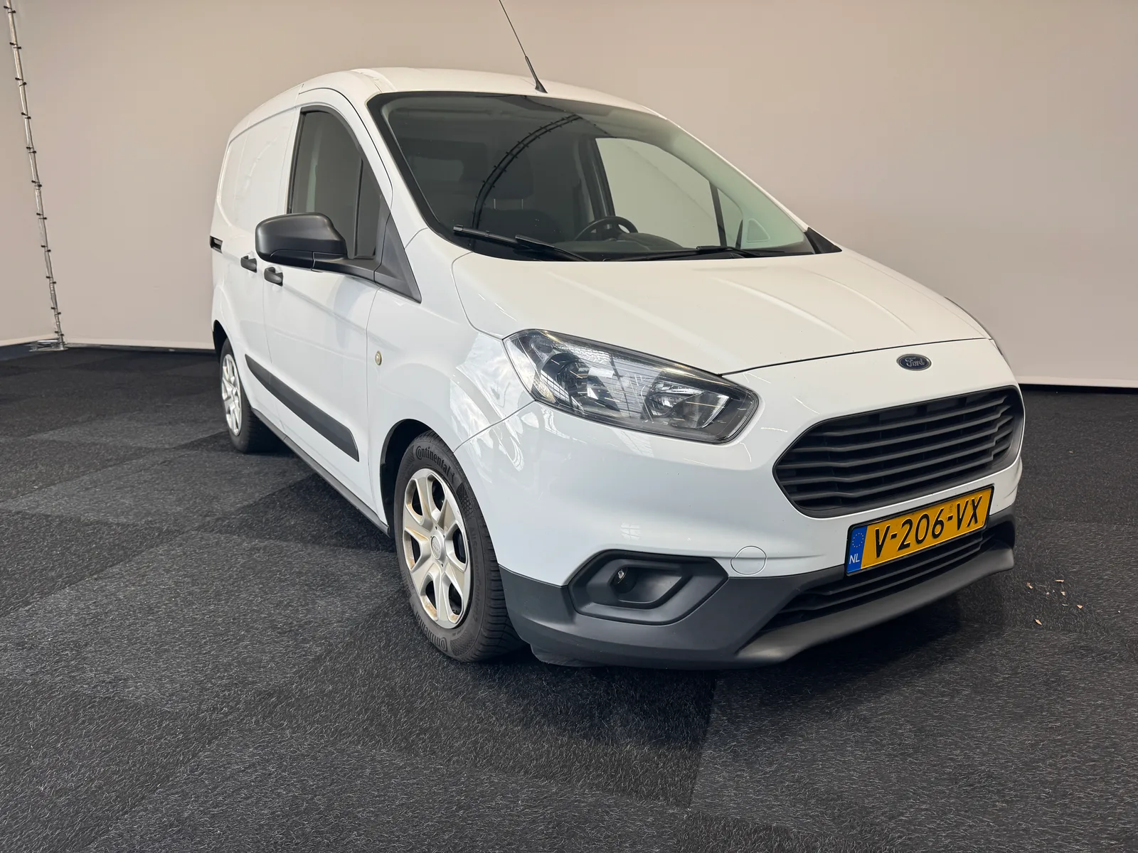 Ford Transit Courier (2019) — foto 1