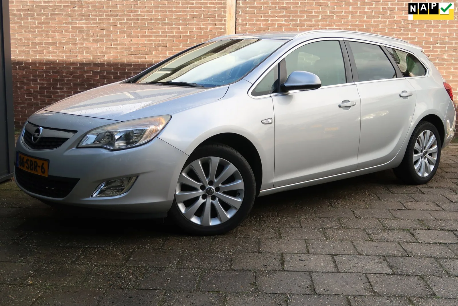 Opel Astra (2011) — foto 1