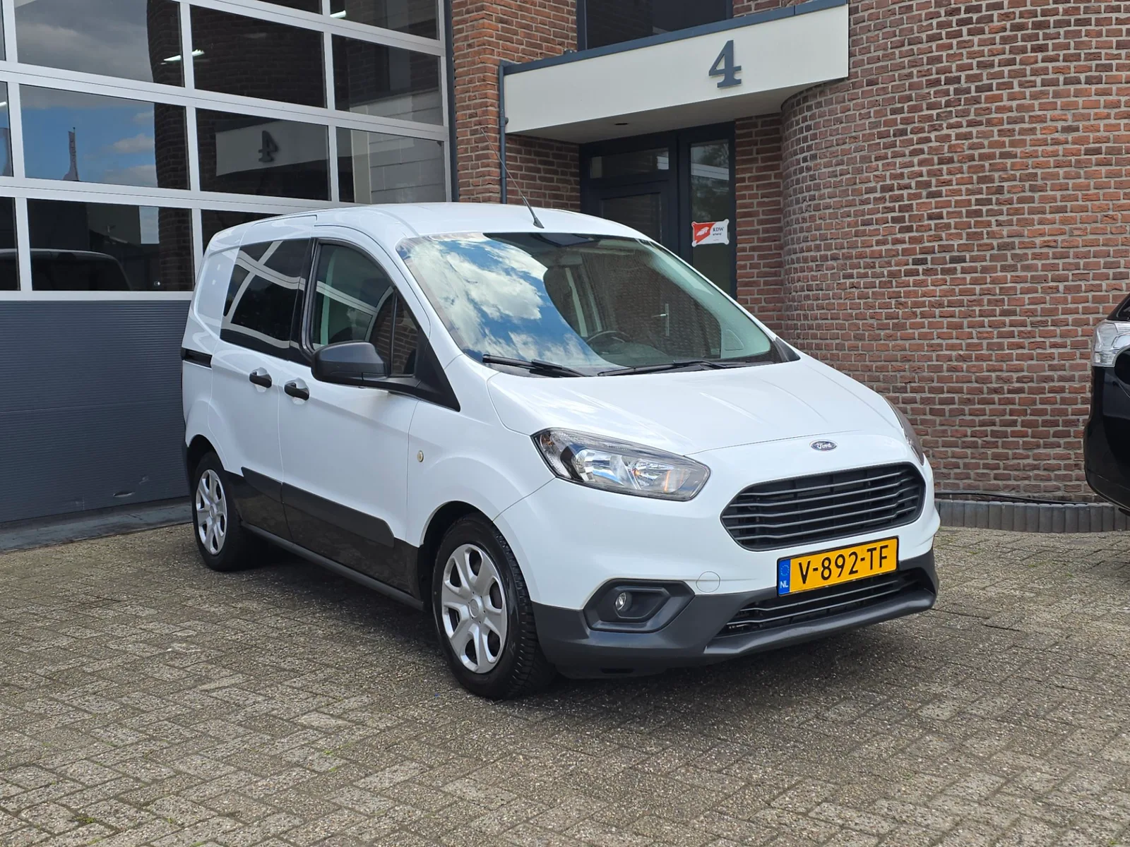 Ford Transit Courier (2018) — foto 1