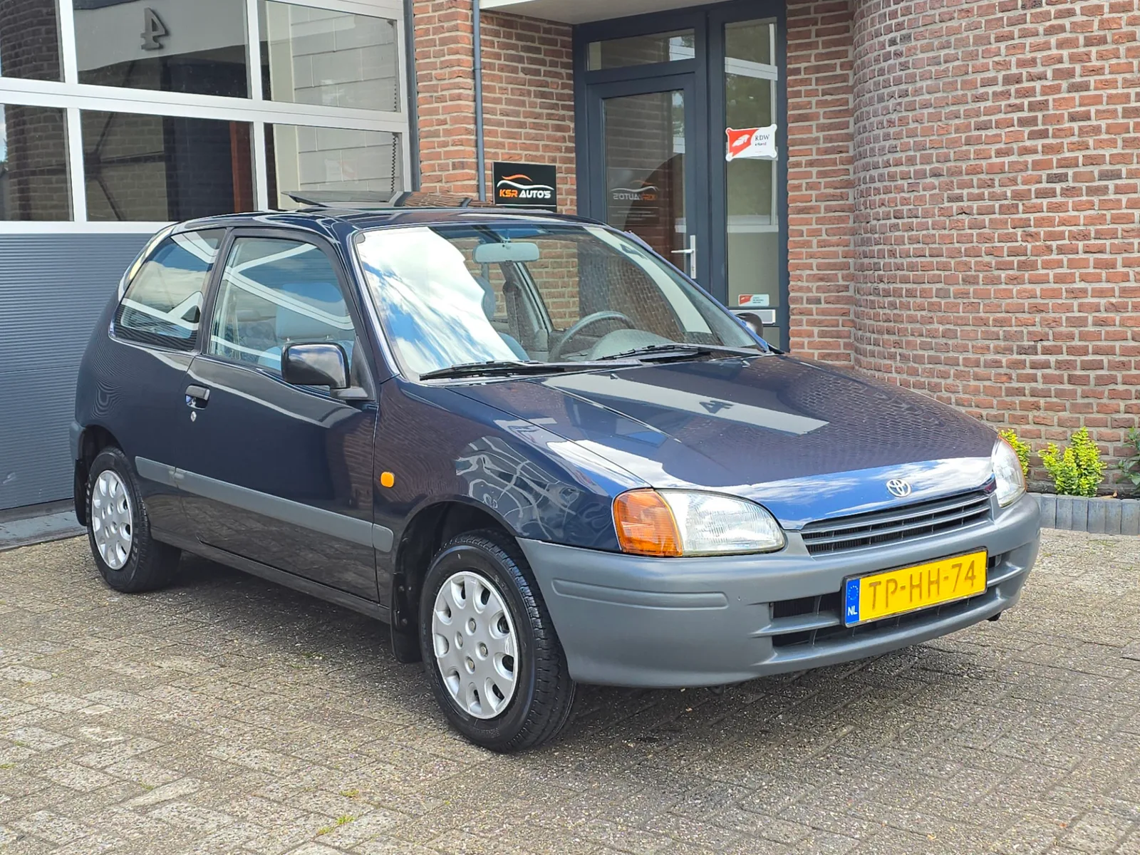 Toyota Starlet (1998) — foto 1