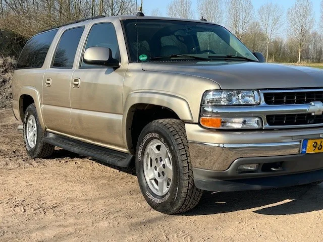 Chevrolet Suburban (2004) — foto 1
