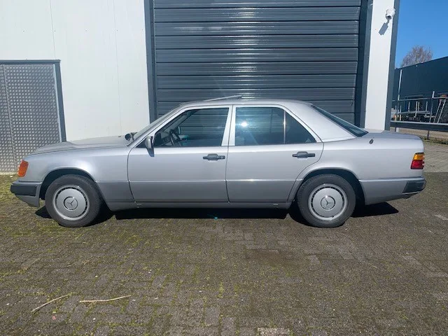 Mercedes-Benz 200-Serie (1991) — foto 1