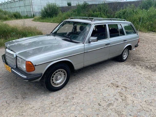 Mercedes-Benz 200-Serie (1982) — foto 1
