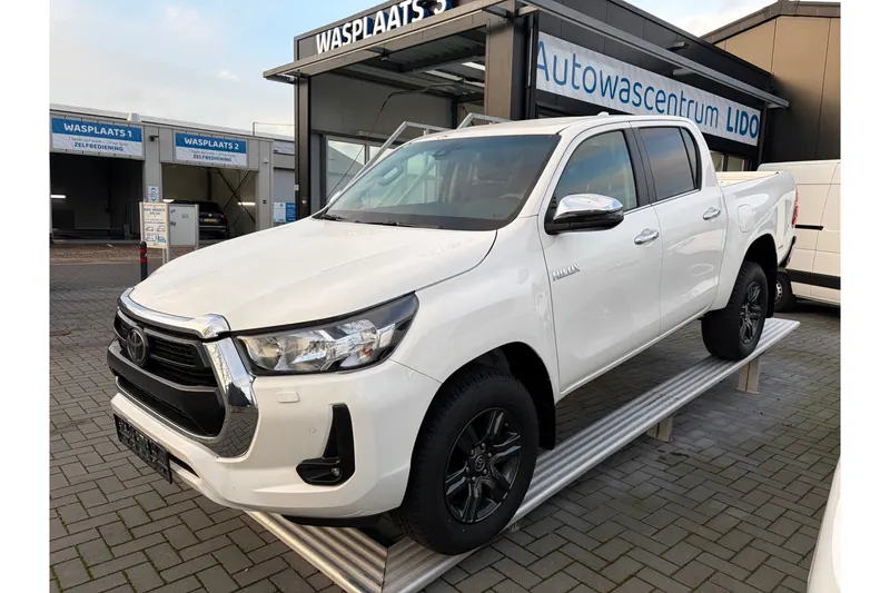 Toyota Hilux (2024)