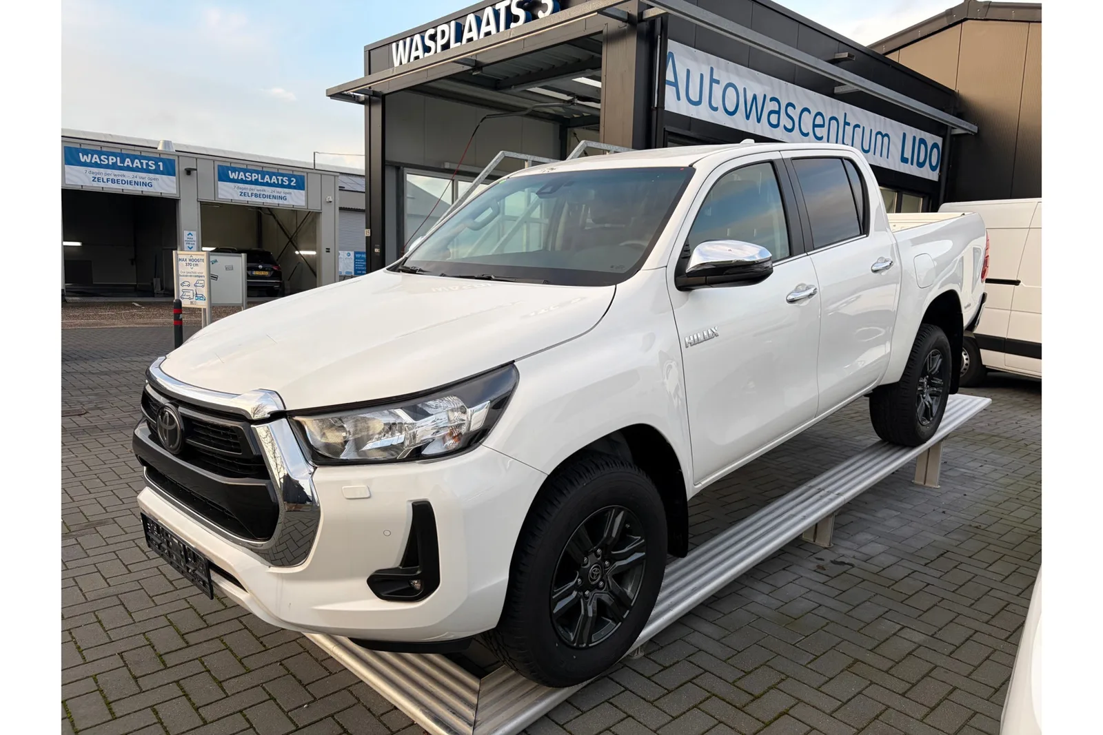 Toyota Hilux (2024) — foto 1