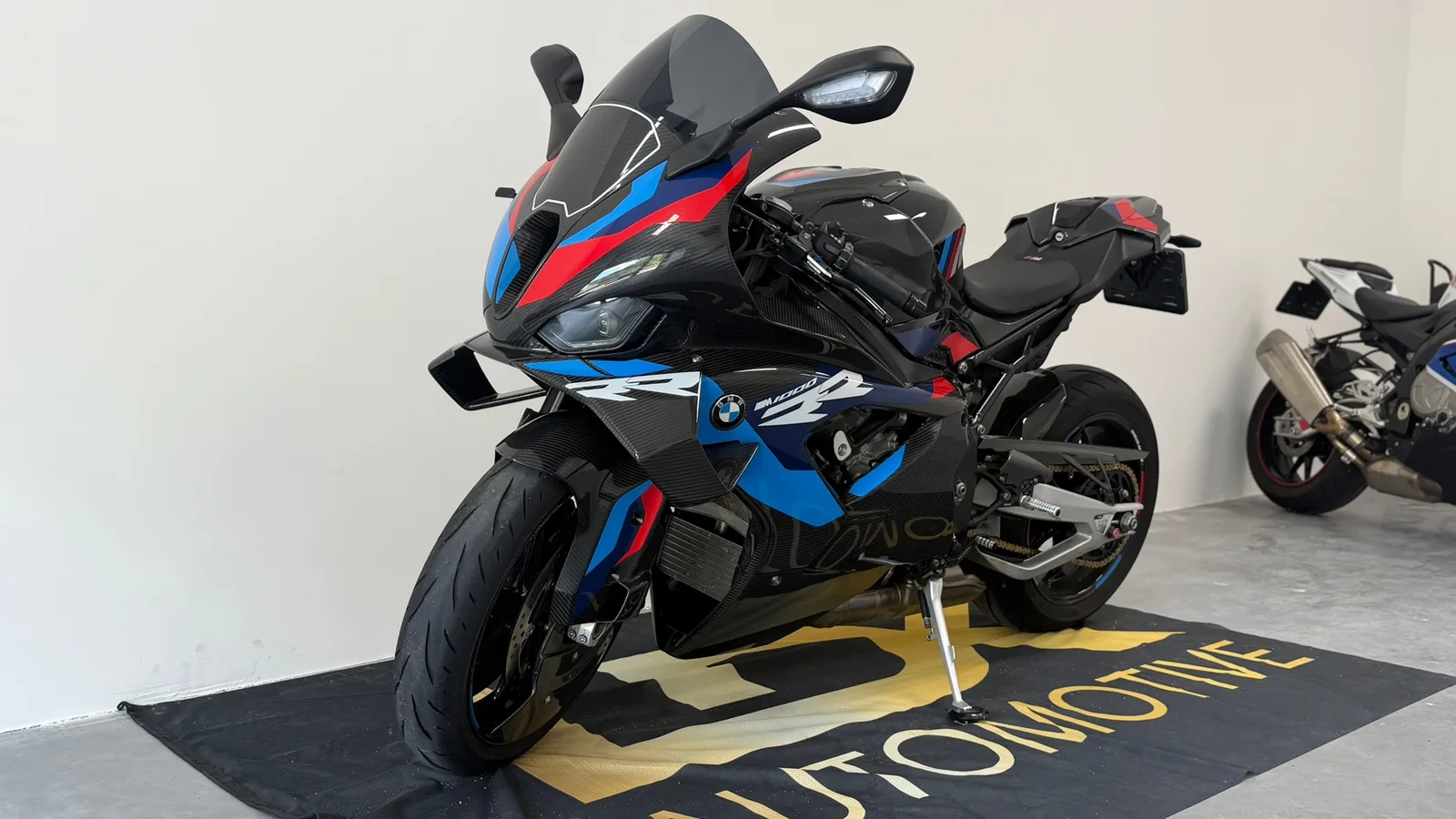 BMW M 1000 RR (2023) — foto 1
