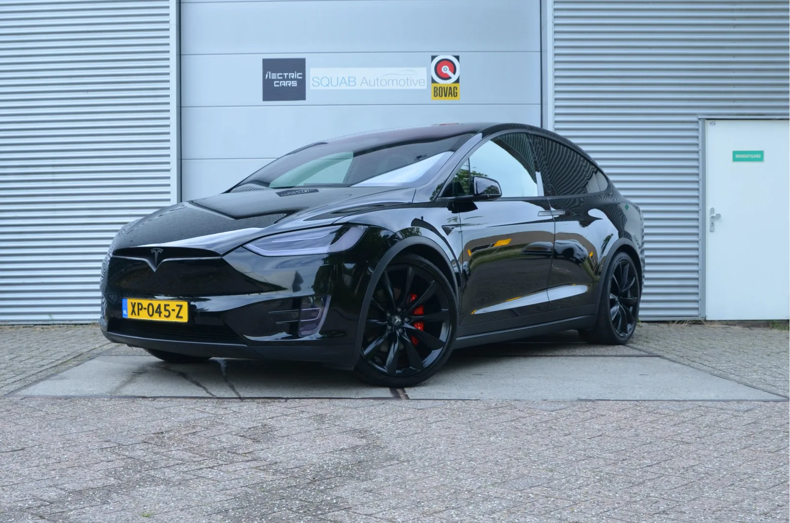 Tesla Model X (2017) — foto 1
