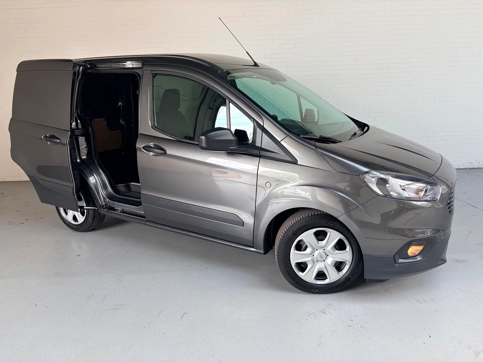 Ford Transit Courier (2019) — foto 1