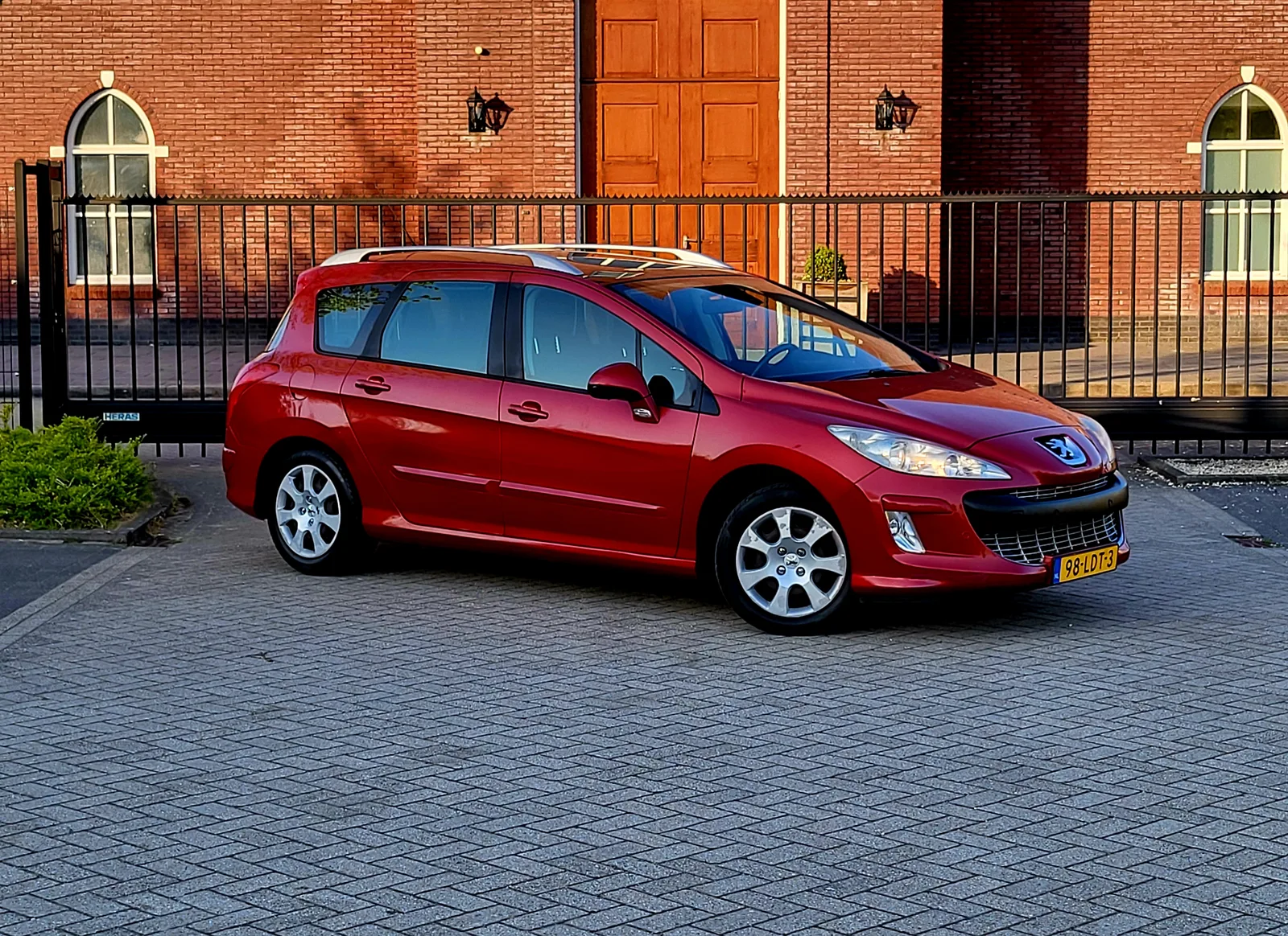 Peugeot 308 (2010) — foto 1