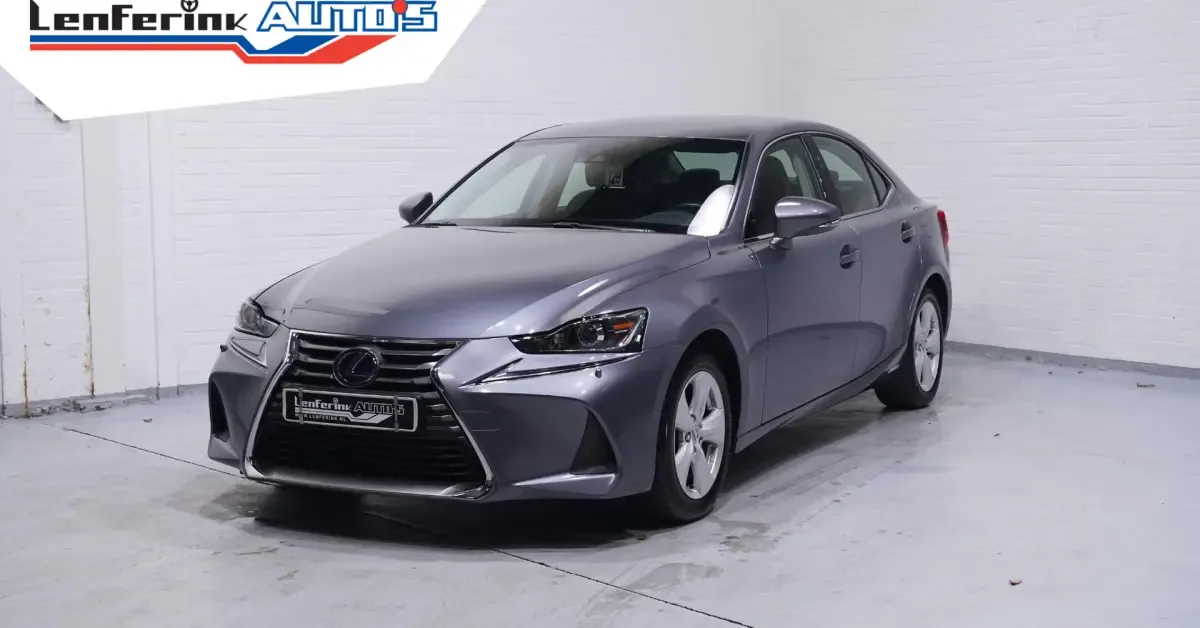 Lexus IS (2020) — foto 1