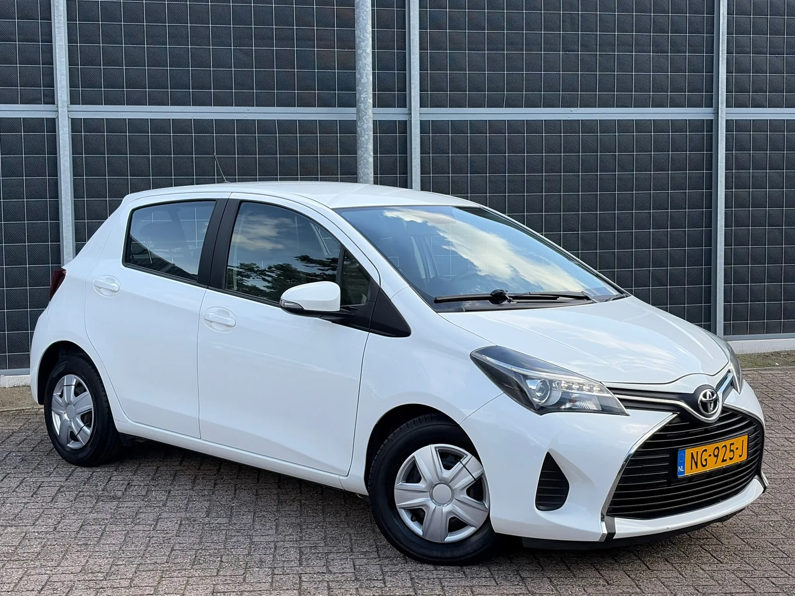 Toyota Yaris (2017) — foto 1