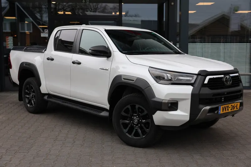 Toyota Hilux (2023)