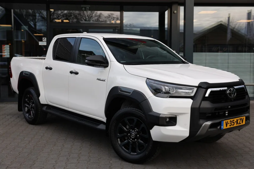 Toyota Hilux (2024) — foto 1